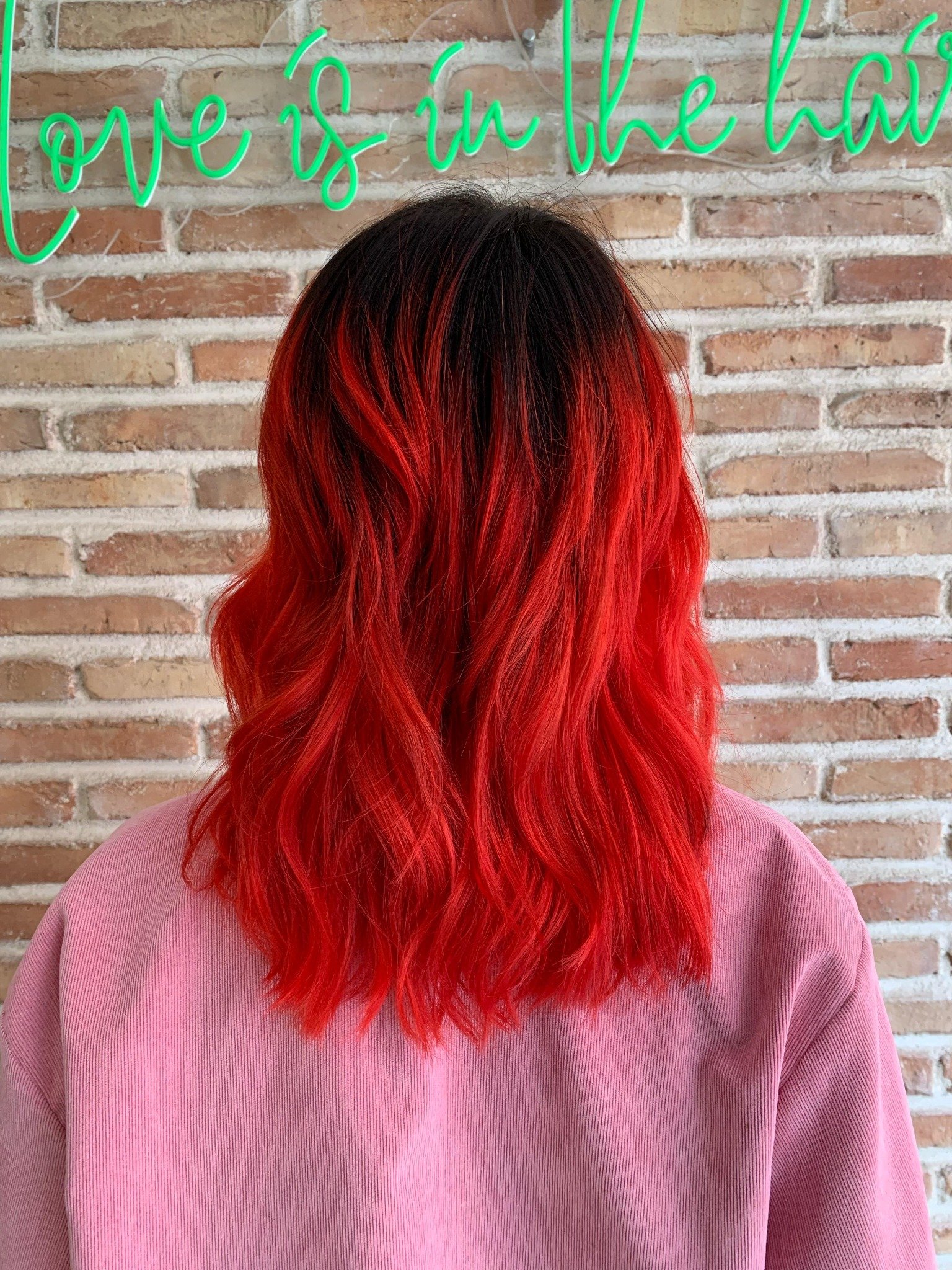 Trabajo de color creativo rojo neón con raíz oscura
