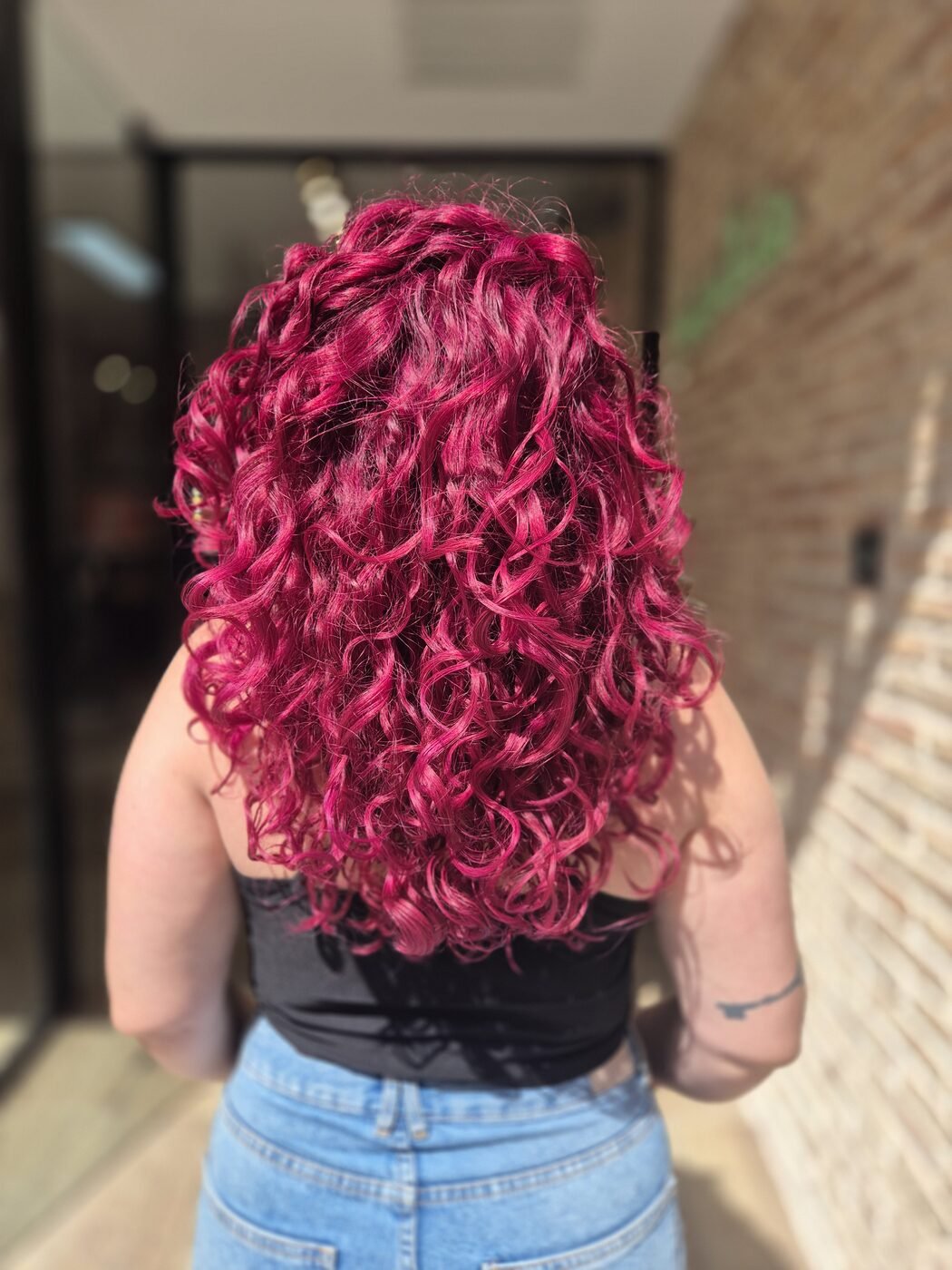 Cabello rizado con color creativo