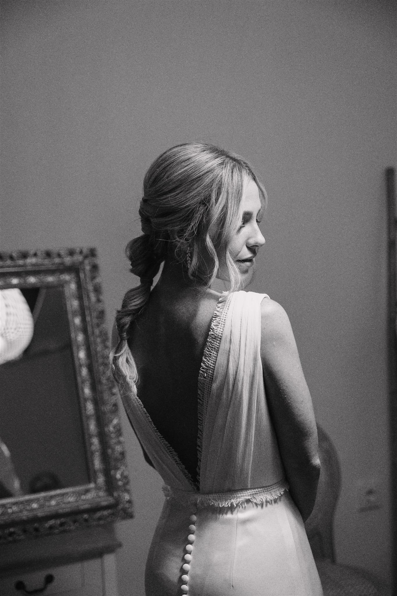 Novia con peinado bajo en fotografía en blanco y negro