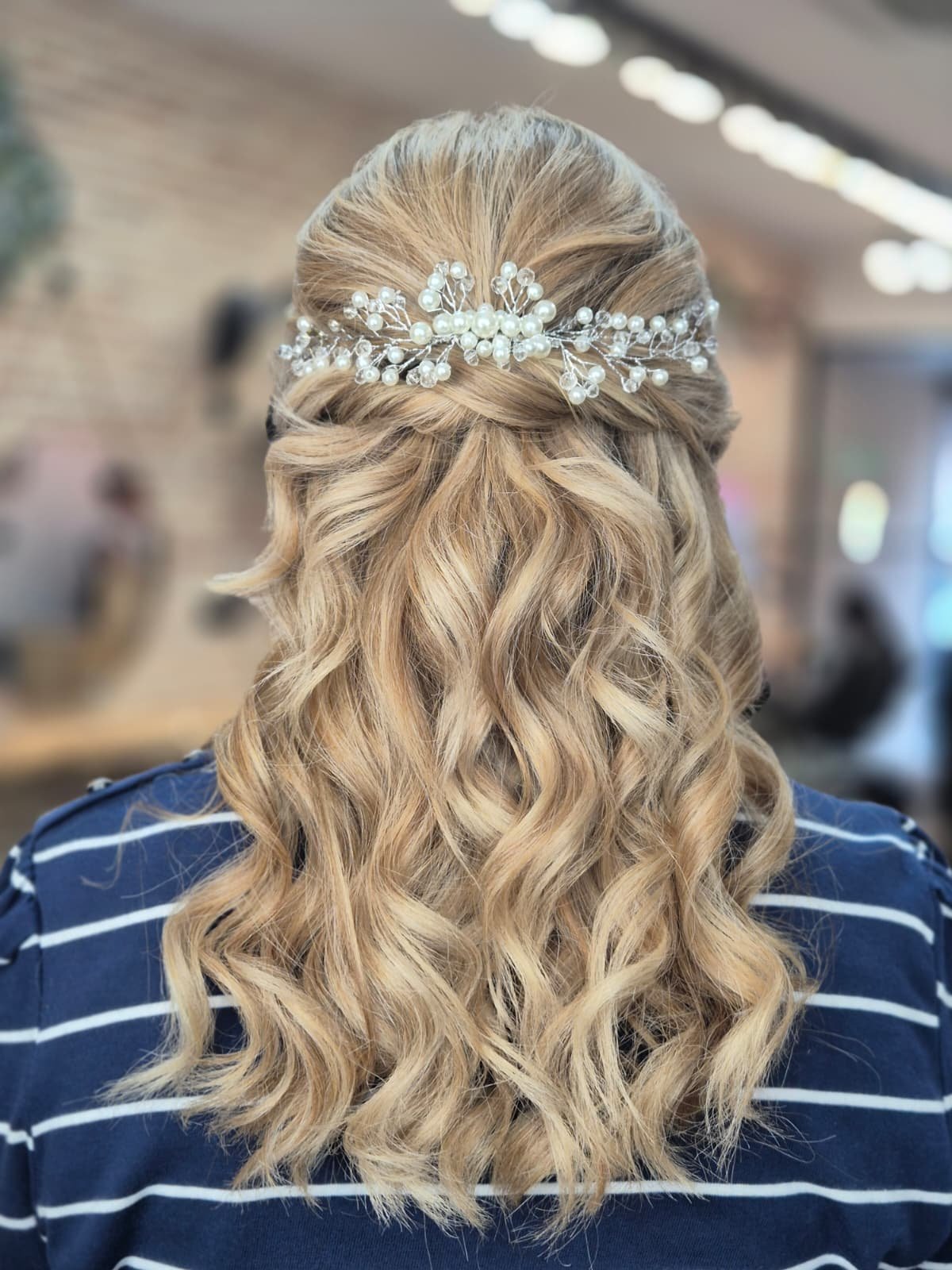 Semirrecogido de novia con ondas y tocado perlado