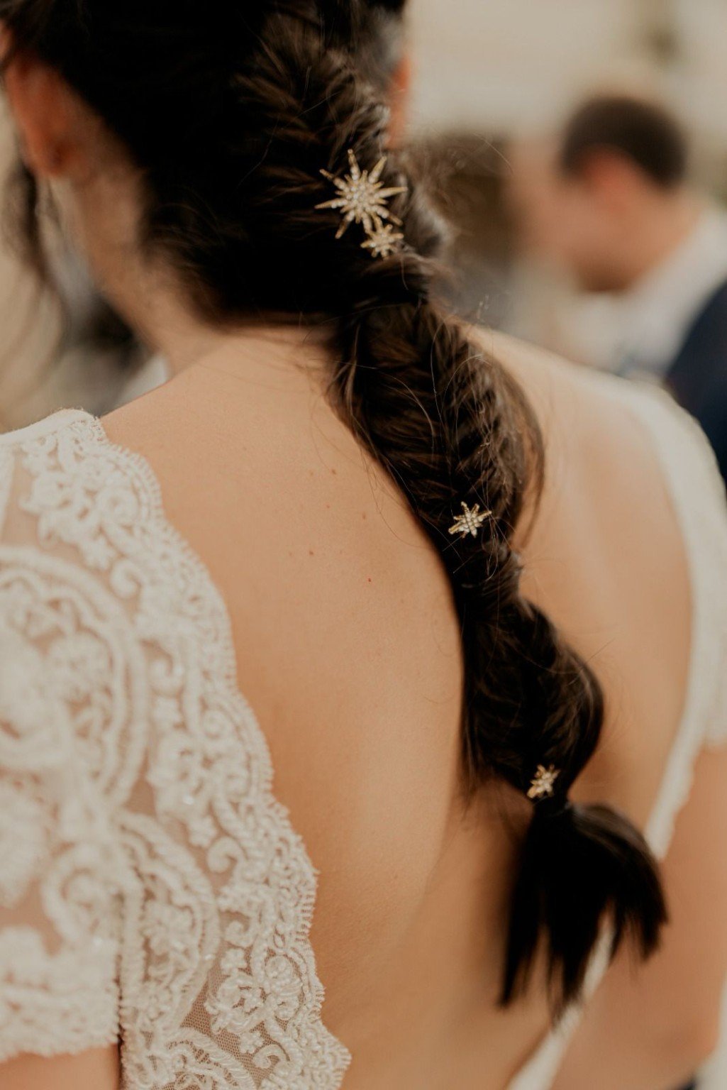 Coleta de novia con accesorios joya